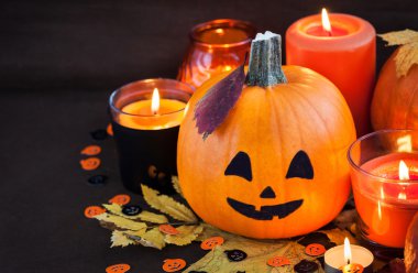 Cadılar Bayramı Balkabağı ve mumlar 