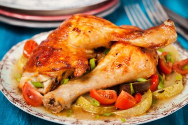 Kızarmış tavuk budu ve sebze.