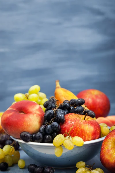 Свежие спелые осенние фрукты — стоковое фото