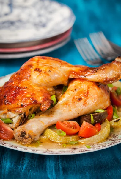 야채를 곁들인 구운 닭 다리 — 스톡 사진