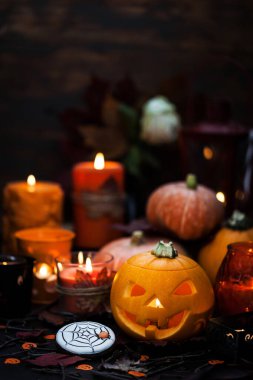 Dekoratif Cadılar Bayramı balkabakları ve mumları 