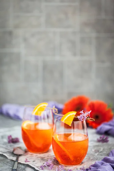 Cóctel Naranja Aperol Spritz Servido Copas Vino Decorado Con Rodajas — Foto de Stock