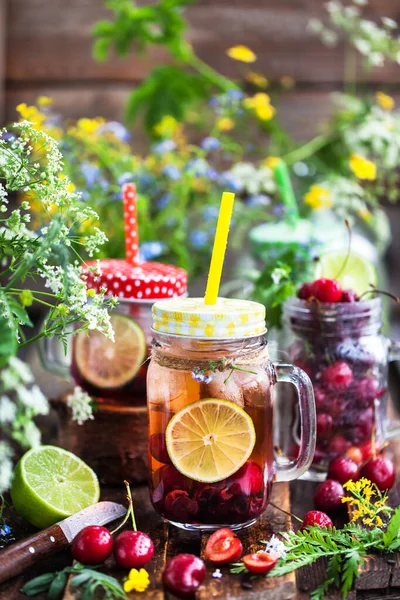 Limonada Fría Casera Saludable Con Bayas Frescas Frutas Tarro Albañil — Foto de Stock