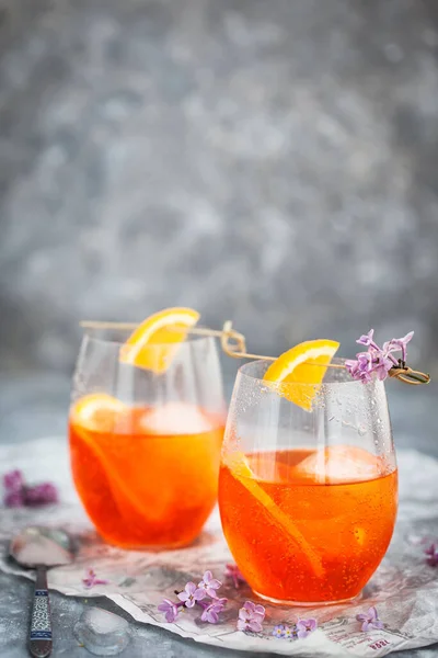 Cóctel Naranja Aperol Spritz Servido Copas Vino Decorado Con Rodajas — Foto de Stock