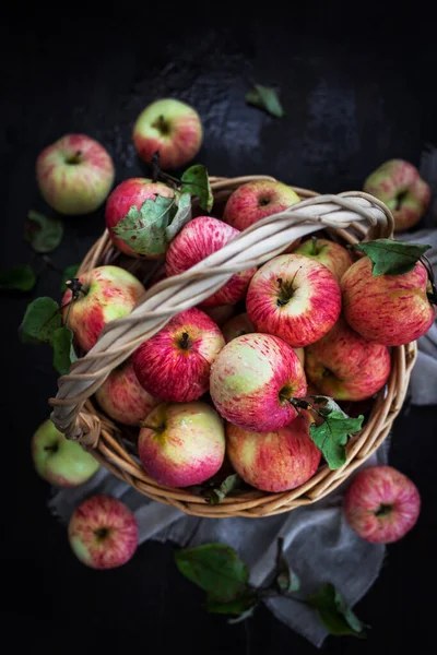 Manzanas Rojas Frescas Maduras Otoño Canasta Sobre Fondo Rústico — Foto de Stock