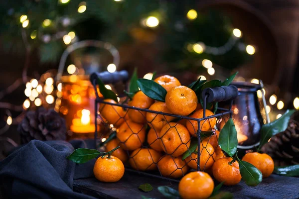 Tangerinas Maduras Frescas Com Folhas Mesa Madeira — Fotografia de Stock