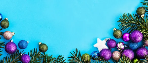 Coloridas Bolas Navidad Banner Vacaciones Fondo Azul —  Fotos de Stock