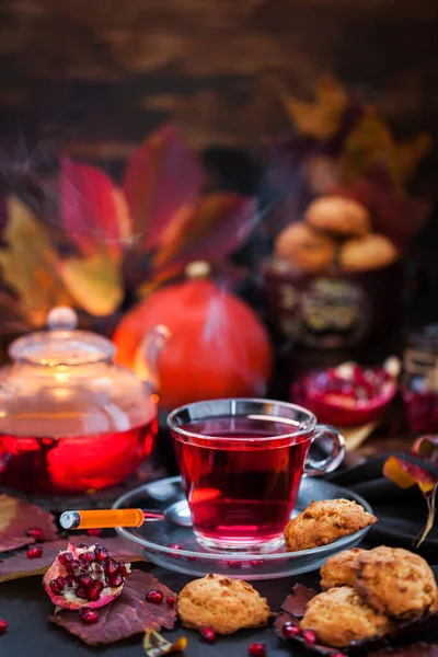 淡淡的秋天背景下 一杯热红茶和新鲜的自制美味苹果饼干 — 图库照片