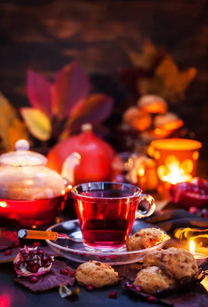 Glas Heißer Roter Tee Und Frische Hausgemachte Leckere Apfelkekse Auf — Stockfoto