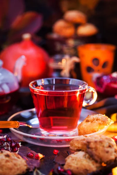Szklana Filiżanka Gorącej Czerwonej Herbaty Świeże Domowe Pyszne Ciasteczka Jabłkowe — Zdjęcie stockowe