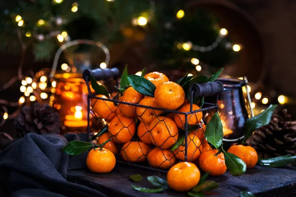 Frische Reife Mandarinen Mit Blättern Auf Holztisch — Stockfoto