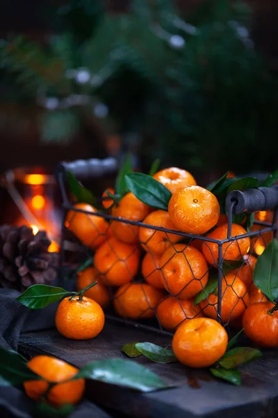 Tangerinas Maduras Frescas Com Folhas Mesa Madeira — Fotografia de Stock