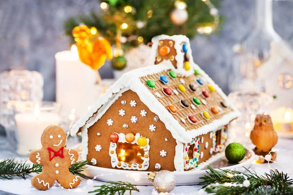 以节日装饰 蜡烛和灯笼为背景的自制圣诞姜饼屋 — 图库照片