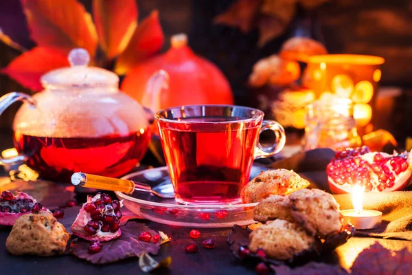 Kırsal Sonbahar Arka Planında Bir Bardak Sıcak Kırmızı Çay Taze Telifsiz Stok Imajlar
