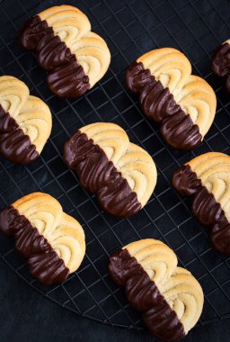 Koyu arkaplanda ev yapımı çikolatalı kurabiye.