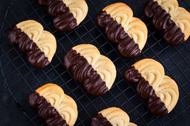 Koyu arkaplanda ev yapımı çikolatalı kurabiye.