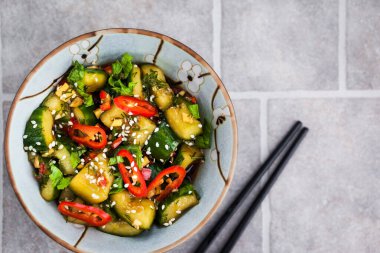 Çin salatasını susamlı, kırmızı biberli ve zencefilli yap.