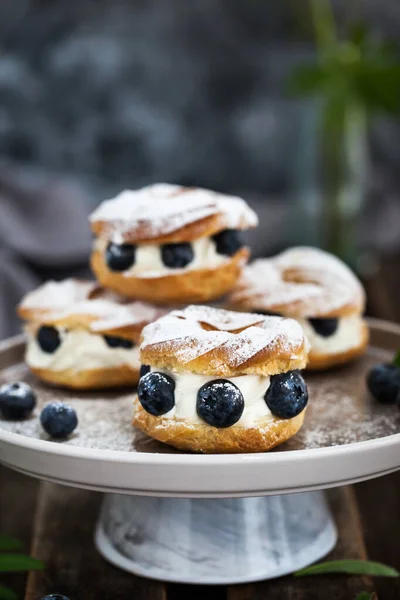 用新鲜蓝莓装饰的奶油泡芙圈 软糖糕点 — 图库照片