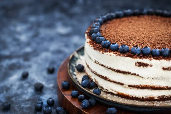 Delicioso Pastel Vainilla Crema Agria Casero Decorado Con Chocolate Arándanos —  Fotos de Stock