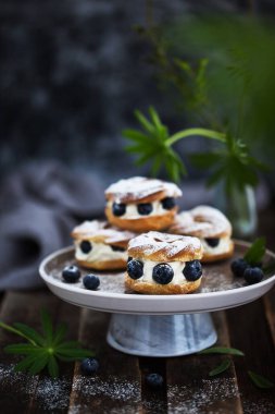 Taze yaban mersinli kremalı pasta (choux pastası).