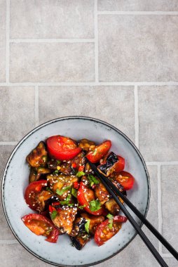 Çin usulü patlıcan kızartması susamlı, kırmızı biberli ve domatesli, üst görünüm, kopyalama alanı