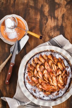 Ev yapımı lezzetli elmalı turta, üst manzara, ahşap zemin