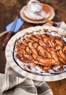 Ev yapımı lezzetli elmalı turta, üst manzara, ahşap zemin