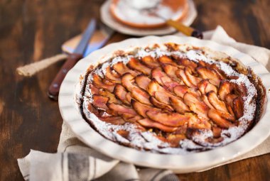 Ev yapımı lezzetli elmalı turta, üst manzara, ahşap zemin