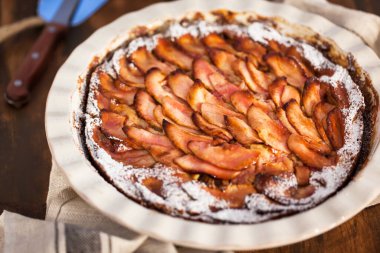 Ev yapımı lezzetli elmalı turta, üst manzara, ahşap zemin