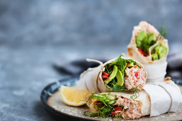 Tortilla Envuelta Fresca Saludable Con Ensalada Cangrejo Pepino Aguacate Pimienta — Foto de Stock