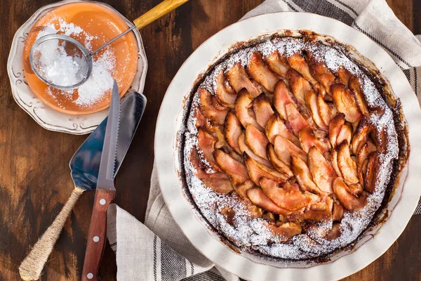 Ev yapımı lezzetli elmalı turta, üst manzara, ahşap zemin