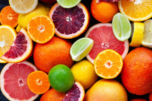 新鮮なジューシーな柑橘類の閉鎖 オレンジ みかん レモン ライム トップビュー — ストック写真