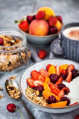Granola, yoğurt, taze böğürtlen ve kahveyle sağlıklı bir kahvaltı.