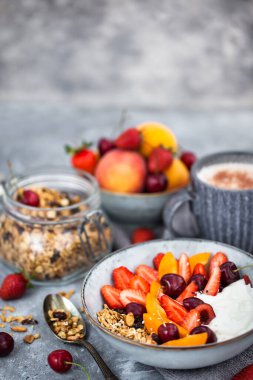 Granola, yoğurt, taze böğürtlen ve kahveyle sağlıklı bir kahvaltı.