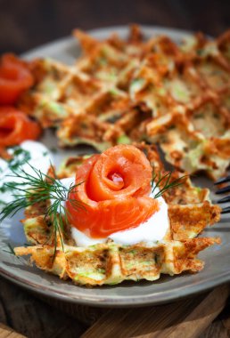 Tuzlu somon ve ekşi kremayla servis edilen tuzlu kabaklı peynirli waffle.