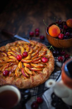 Şeftali ve kirazlı açık şeftalili turta (galette) 