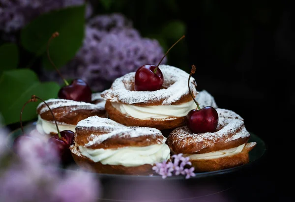 Cream Puff Rings Choux Pastry Decorated Fresh Cherry — Stock Photo, Image