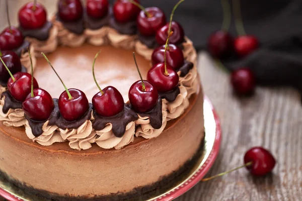 Heerlijke Zelfgemaakte Chocolade Cheesecake Versierd Met Verse Kers — Stockfoto