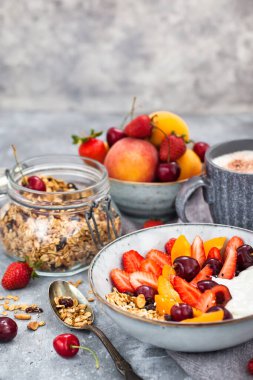 Granola, yoğurt, taze böğürtlen ve kahveyle sağlıklı bir kahvaltı.