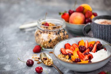 Granola, yoğurt, taze böğürtlen ve kahveyle sağlıklı bir kahvaltı.