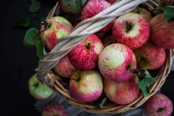 素朴な背景にバスケットに新鮮な熟した秋の赤いリンゴ — ストック写真