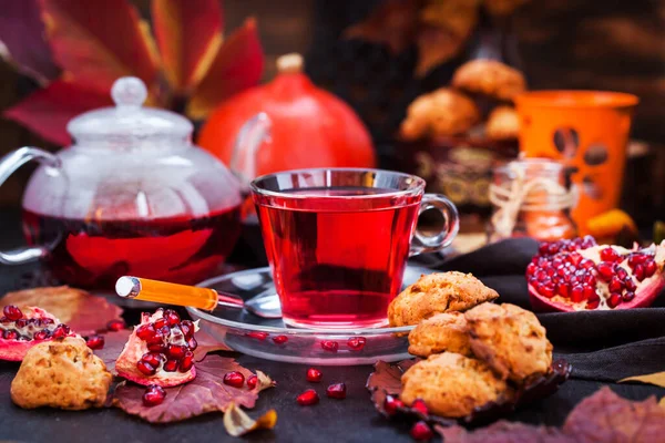 Glass Cup Hot Red Tea Fresh Homemade Delicious Apple Cookies — Stock Photo, Image