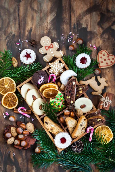 香甜的圣诞饼干放在乡村桌子上的木盒里 — 图库照片