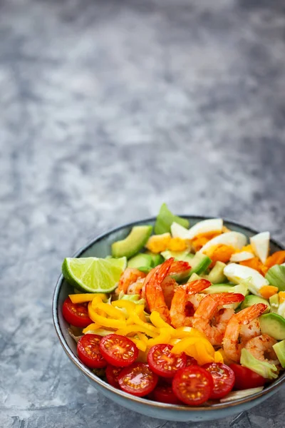 Deliciosa Salada Fresca Com Camarão Abacate Ovos Pimentão Tomate Ervas — Fotografia de Stock