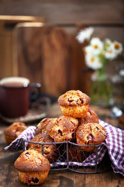 Proaspete Brioșe Delicioase Cireșe Casă Fundal Rustic — Fotografie, imagine de stoc