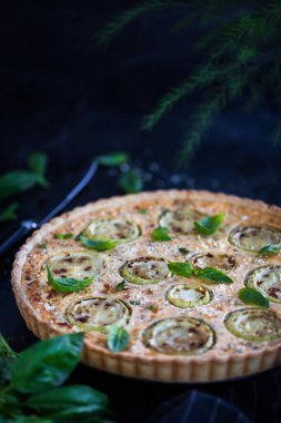 Lezzetli ev yapımı kabak, ricotta ve peynirli kiş cevheri.)
