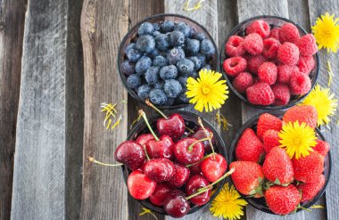 taze kiraz, çilek, yaban mersini ve ahududu