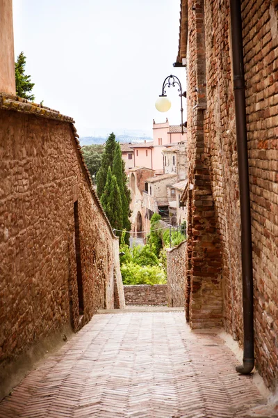 Calle en el casco antiguo Certaldo, Italia — Foto de Stock