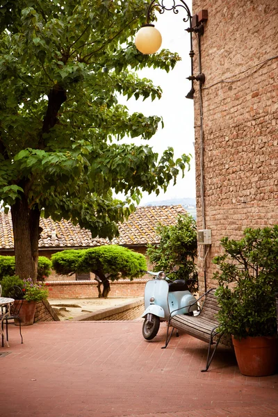 Innenhof in der alten italienischen Stadt Certaldo — Stockfoto