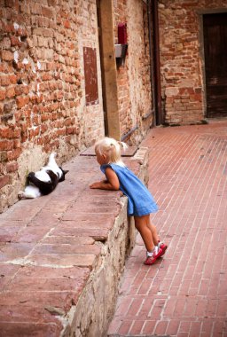 küçük kız ve yaşlı İtalyan Town sokakta kedi